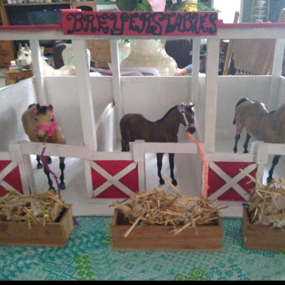 Handcrafted red and white Breyer wooden horse stable - Picture 2 of 4